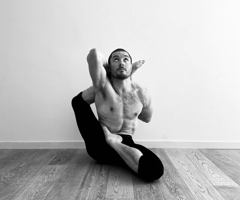 Adrien Losco, professeur de yoga Ashtanga et astrologue à Nice