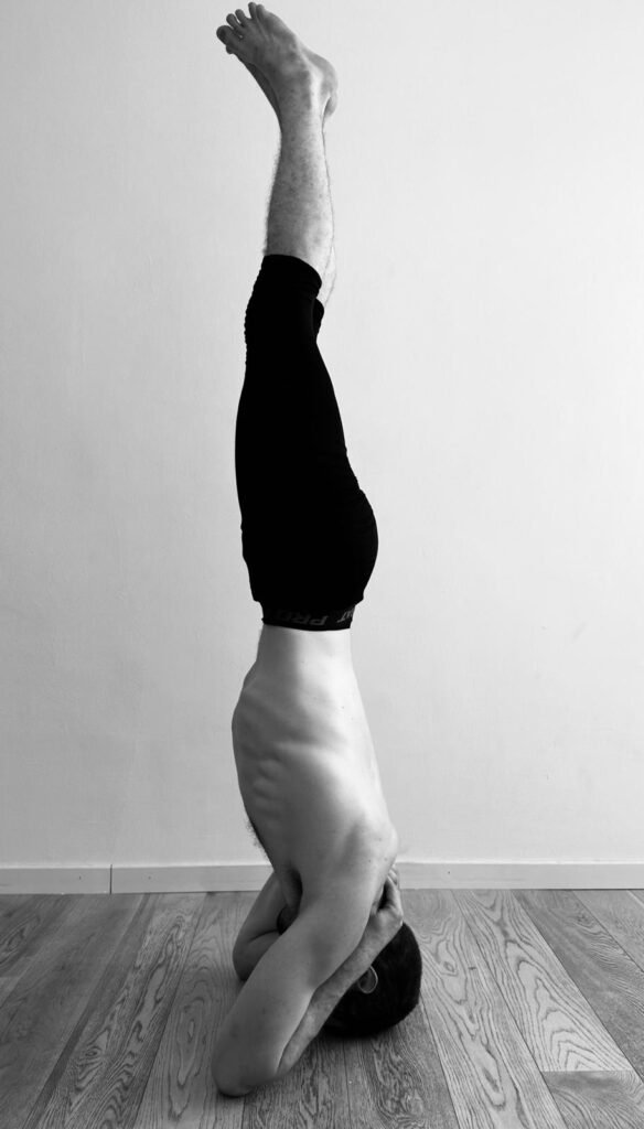 Adrien Losco en posture de yoga Ashtanga à Nice